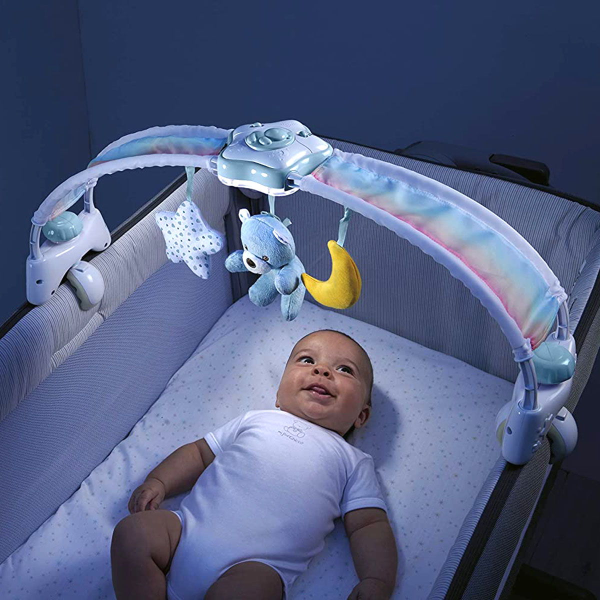 מובייל צ’יקו מוזיקלי/קשת צעצועים קשת בענן – Chicco Rainbow Bed Arch צבע כחול - Blue – תמונה 4