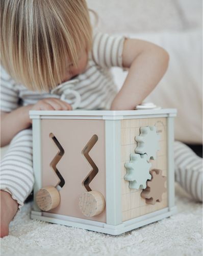 קוביית פעילות מעץ מיננה